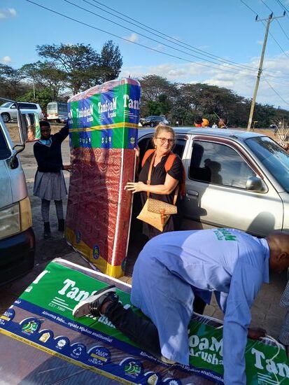 Nun werden Matratzen verladen  