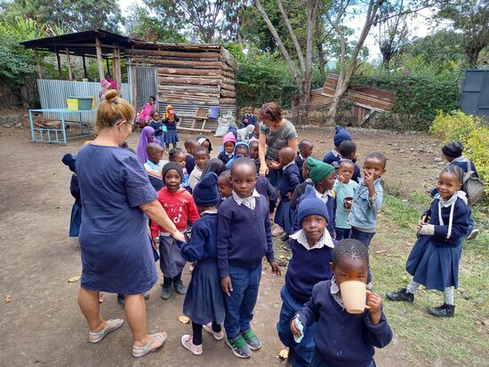 Wir werden herzlich von über 60 Kinder empfangen.
