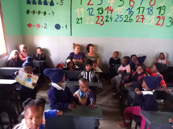 In der letzten Reihe nehmen zwei neue Mitschüler platz.