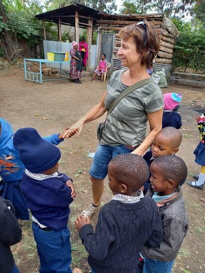 Auch Corinna wird von den Kindern umzingelt.