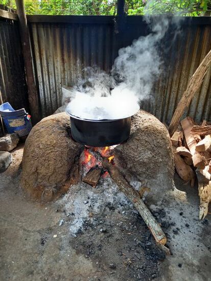 In der Kochecke prutzelt das Mittagessen.