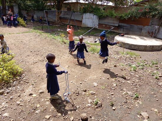 Die neuen Springseile werden gleich getestet.