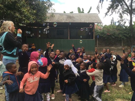 Die Jungen und Mädchen kreischen vor Vergnügen.