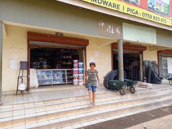 Auf dem Weg bringen wir noch in Erfahrung,  wie teuer Farbe ist,  denn wir brauchen noch welche für die School of Hope.  Eine kleine Dose kostet 4500TZS. Das sind knappe 2€.