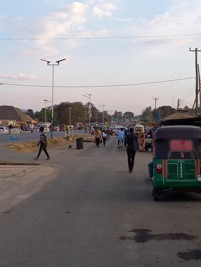 Es herrscht viel Verkehr und so muss man sehr aufpassen,  um nicht unter die Räder zu geraten.