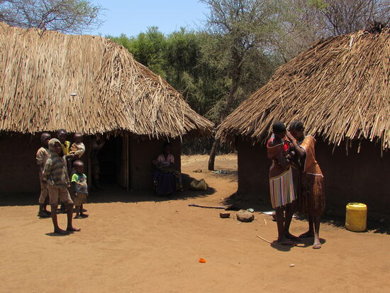 Diese Familie lebt in zwei Hütten. Es gibt jeweils eine Hütte für die Frau und eine für die Kinder. Der Mann wohnt in einer eigenen Hütte.