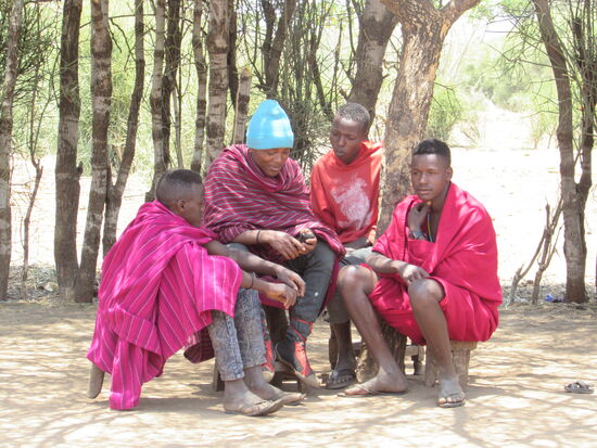 Die Jugend trägt Jeans und auch das Handy gehört zum Alltag dazu.