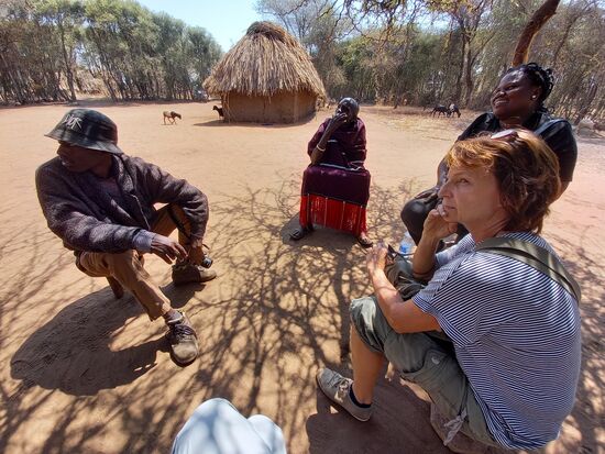 Wir werden freundlich empfangen. Zuerst dürfen die Männer und dann die Frauen das Anwesen betreten. Im Schatten eines Baumes nehmen wir Platz. Aufmerksam folgen wir den Erzählungen des Dorfältesten.