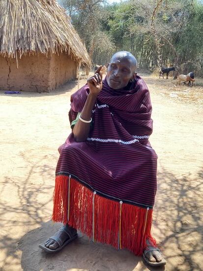 Der Dorfälteste behauptet 56Jahre alt zu sein, aber genau weiß das hier kaum jemand.  Es ist hier ebenso, wie bei vielen anderen Naturvölkern, niemand notiert ein Datun. Man macht es eher an Begebenheiten fest z.b. du bist geboren,  als der Präsident Magufuli starb.