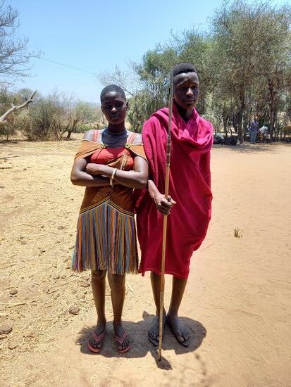 Die Jugend ist ganz offensichtlich nicht begeistert, das sie für uns in traditionelle Kleider schlüpfen müssen, um einen Tanz vorzuführen.