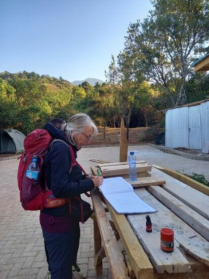 Am Gate müssen wir uns in ein Besucherbuch eintragen.