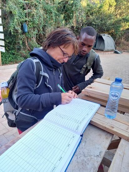 Churi passt auf das alles richtig eingetragen wird.