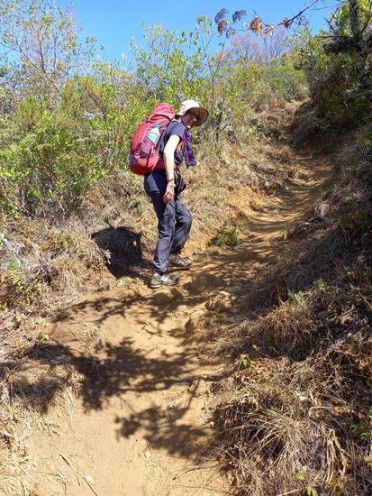 Inzwischen wird es heiß und Bäume die Schatten spenden könnten gibt es auch kaum noch. Da hilft nur der Hut, Sonnencreme und ausreichend trinken.