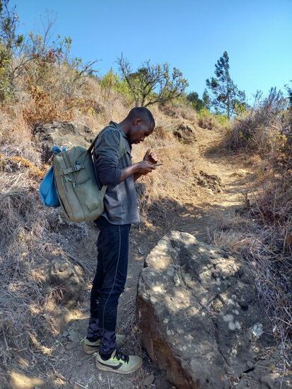 Churi verbringt sehr viel Zeit mit "warten auf Ines" und nutzt die Zeit um am Handy zu dudeln  