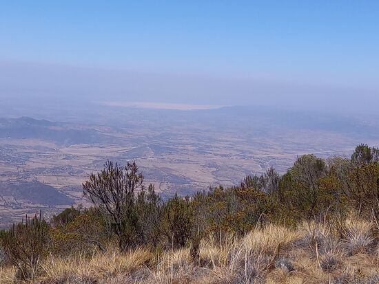 In der Ferne ist ein Salzsee zu erkennen. Ansonsten gehe ich stetigen Schrittes immer weiter aufwärts. Ich bin dankbar für den kühlen Wind der die Hitze ertragbar macht.