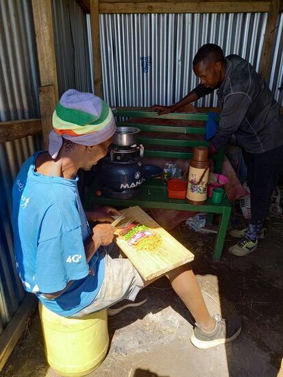 Der Koch ist bereits am Schnippeln. Es ist erstaunlich, was für ein köstliches Essen er unter einfachsten Bedingungen in einer Blechhütte zaubert.