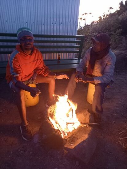 Wärmen in der morgendlichen Kühle
