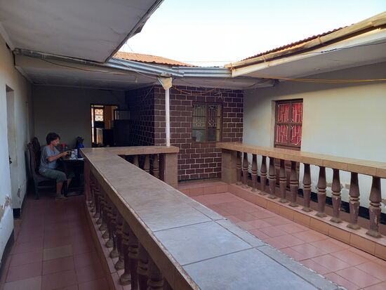 Im Innenhof der einfachen Unterkunft