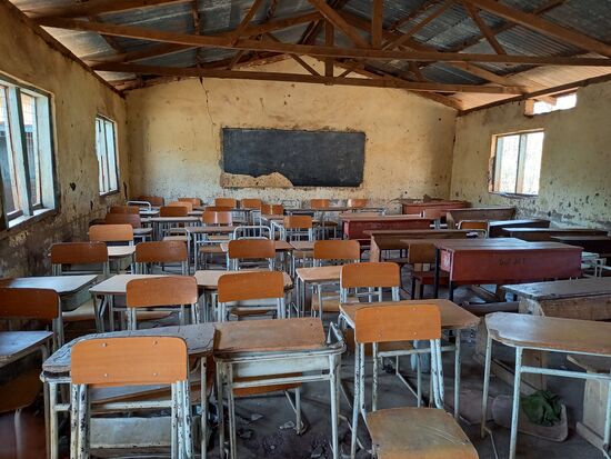 In jedem Klassenraum werden 80 - 100 Schüler unterrichtet. Das Unterricht unter diesen Umständen überhaupt stattfinden kann ist unvorstellbar.