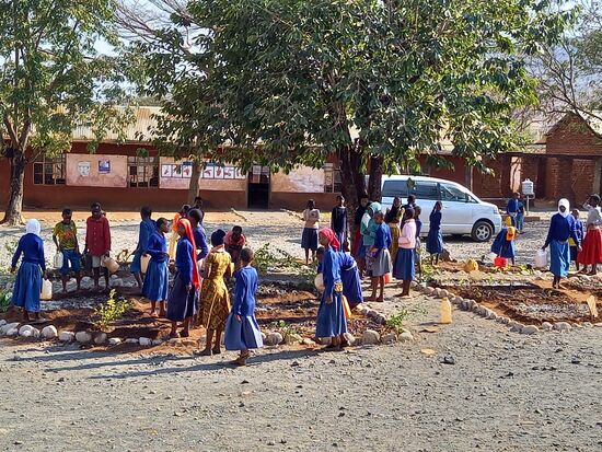 Draußen gibt es ein Gartenprojekt