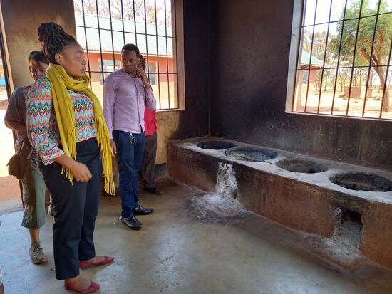 Es gibt ein Küchenhaus mit vier Kochstellen. Die Köchin erhält ein Einkommen von 50000TZS im Monat. Das sind ca. 20€.