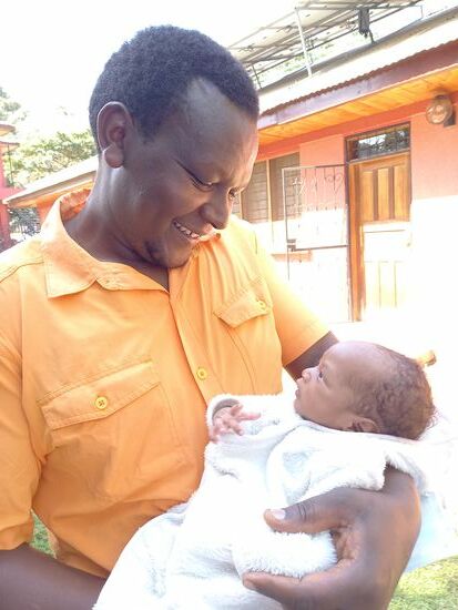 Die Familie von Amani wohnt im Ngorongo Gebiet. Aber von dort sollen sie umgesiedelt werden,  da die Konkurrenz um Futter zwischen den Nutztieren der Massai und den wilden Tieren zu groß ist- so argumentiert die Regierung.