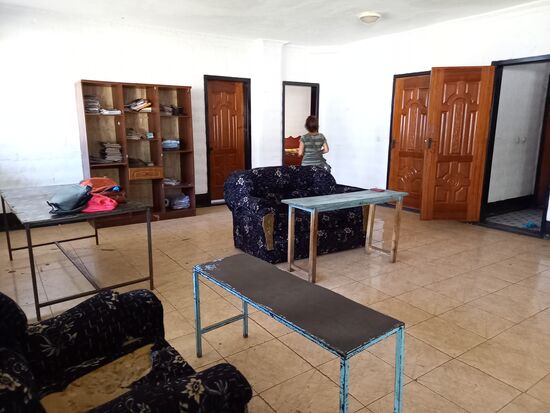 Der Wohnbereich im Waisenhaus.  Es gibt nicht einmal genügend Sitzgelegenheiten für die Kinder  