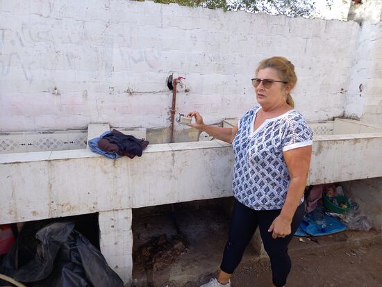 Draußen ist der Platz zum Wäsche waschen.