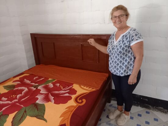 Lisa freut sich, dass die gespendeten Betten stehen.