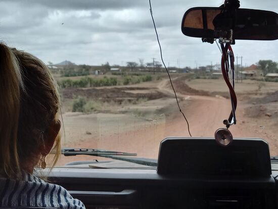 Die Piste ist staubtrocken und der Staub dringt durch jeder Ritze ins Auto und reizt die Schleimhäute.