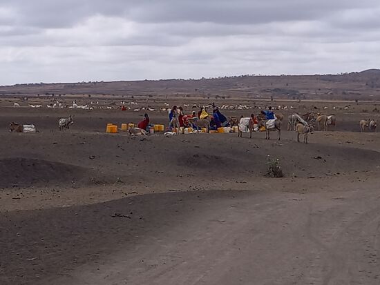 An einer Wasserpipeline zapfen die Massai Wasser und bringen es kilometerweit in ihre Hütten.