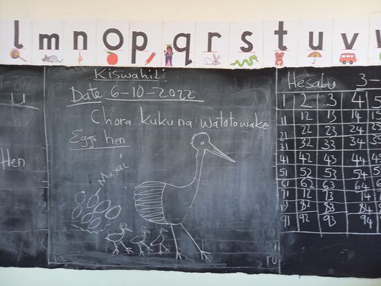 Auf der Tafel sehen wir, das die Kinder fleißig am Lernen sind.