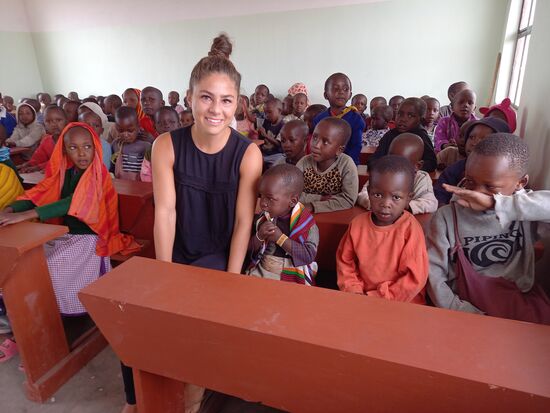 Auch Vera freut sich über die Anschaffung, denn sie hat einige Bänke mit einer Spende finanziert. Die meisten Bänke haben jedoch die Kinder der Grundschule Wasbüttel durch einen Sponsorenlauf ermöglicht. Darüber freuen wir uns sehr!