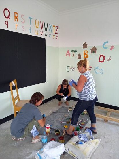 Corinna und Lisa haben derweil das ABC oberhalb der Tafel aufgepinselt.