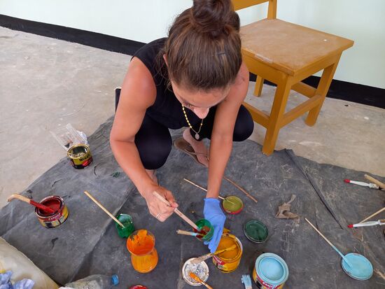 Wir sind kreativ am Farbe mischen.