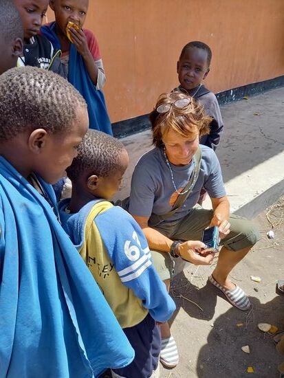 Auch hier schauen die Kinder interessiert auf die Kameras und Handys.