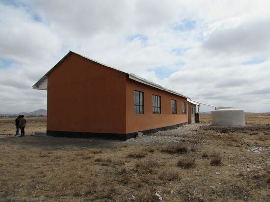 Hinter der Schule steht der Wassertank.
