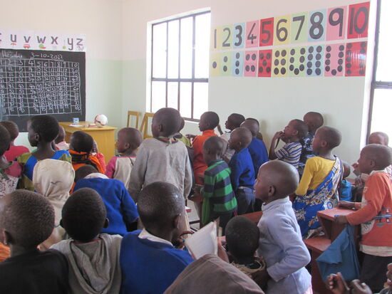 Nancy hat Zahlen und Buchstaben an die Wände gebracht.