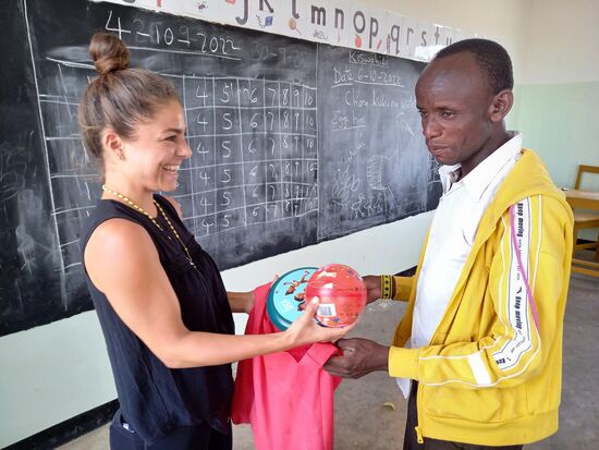 Der Lehrer schaut zunächst ungläubig...