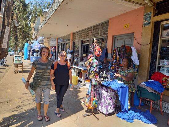 Wir ziehen gut gelaunt von Geschäft zu Geschäft.