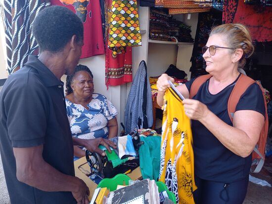 Da der Tourismus noch immer gedämpft ist, werden wir an jeder Ecke angesprochen und man will uns unbedingt etwas verkaufen.