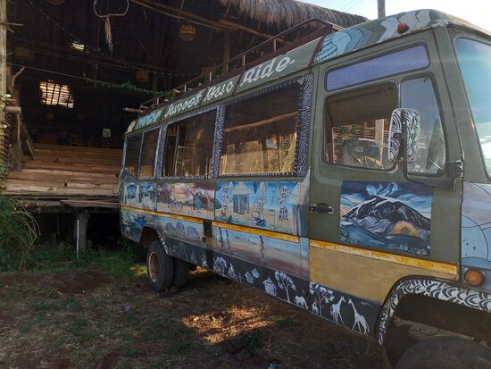 Am Eingang steht ein alter Safari Bus. Auf dem Dach kann man Platz nehmen und den Sonnenuntergang genießen.
