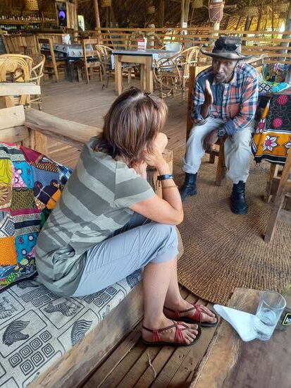 Auch im inneren ist alles mit viel Liebe gestaltet. Während wir auf das Essen warten, gibt es gute Gespräche.