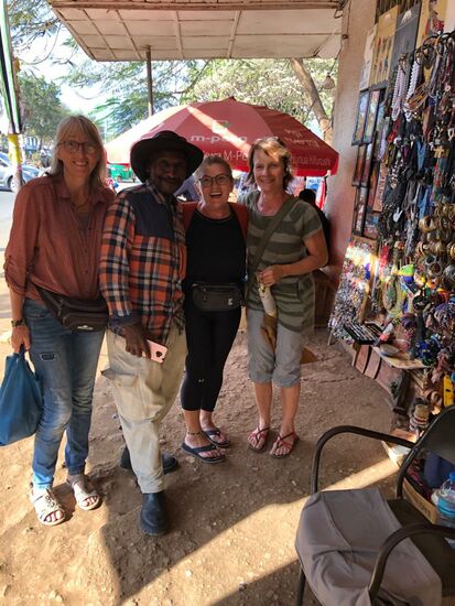 Alle sind glücklich. Corinna hat ein tolles Bild erstanden, auf das sie besonders stolz ist. Noch ein Foto und dann geht es zum krönenden Abschluss des Tages noch in ein tolles Restaurant.