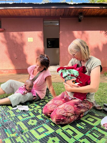 Am Nachmittag geht es auch mit den Babys in die Sonne.