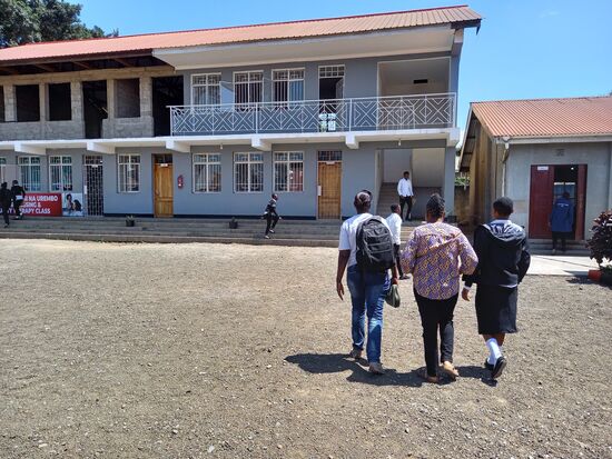 Die Schule macht einen positiven Eindruck auf uns.