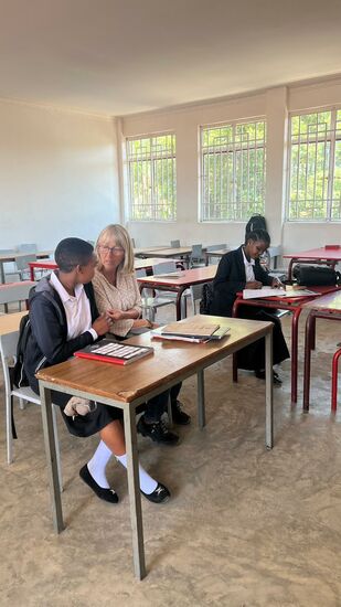 Im Klassenraum erzählt mir Sara, daß sie gern an dieser Schule ist und Interesse hat weiterhin zur Schule zu gehen.