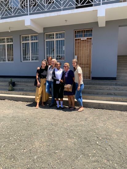 Draußen wünscht sie sich noch ein Gruppenbild.