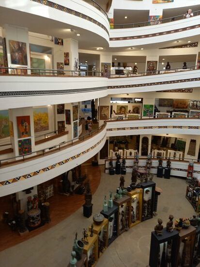 Uns erwartet eine riesige Ausstellung an Kunsthandwerk.  Es ist nicht nur schön anzusehen sondern man kann es auch käuflich erwerben.  Die Preise sind allerdings gehoben.