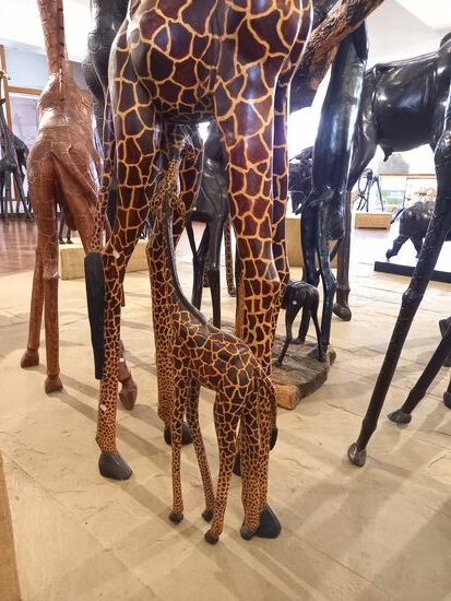 Diese Giraffe mit Baby spricht mich total an  - mein Lieblingstier ist wunderschön dargestellt. Sie kostet knapp 6000USD.